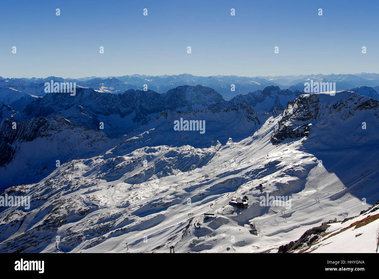 Bl.v.Zugspitze auf Zugspitzplatt und Alpen Stockfoto