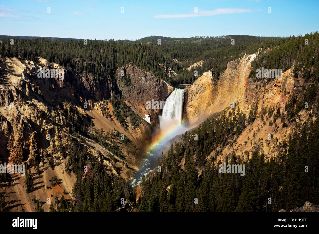 WYOMING - Regenbogen unterhalb der Lower Falls im Grand Canyon des Yellowstone vom Aussichtspunkt im Yellowstone National Park. Stockfoto