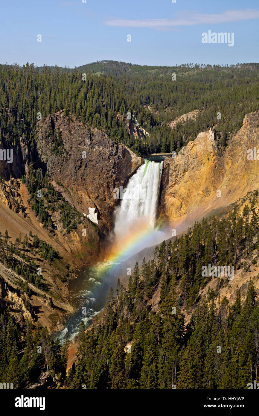 WYOMING - Regenbogen unter Lower Falls im Grand Canyon des Yellowstone River vom Aussichtspunkt im Yellowstone National Park. Stockfoto
