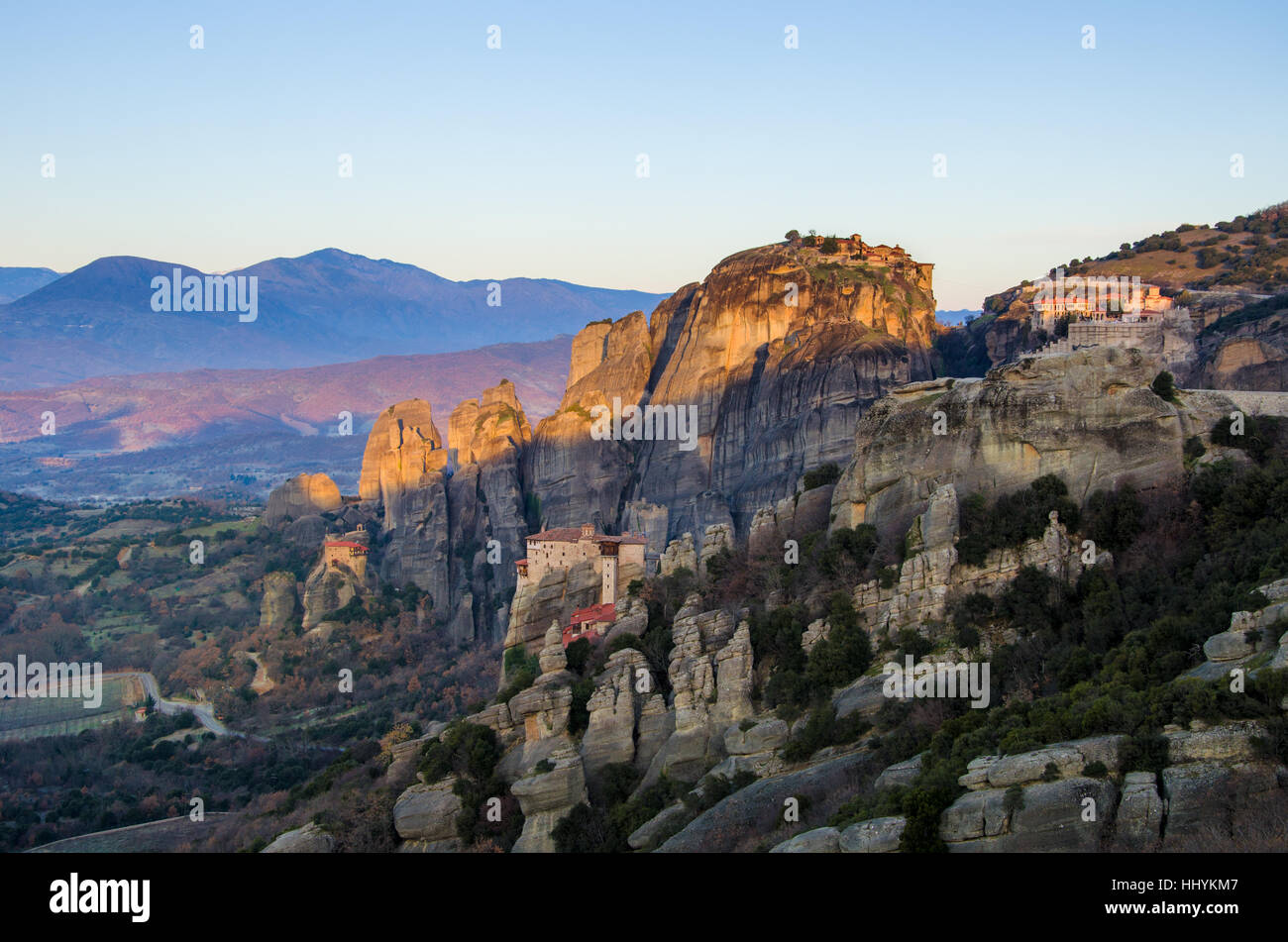 Atemberaubender Blick auf Meteora Roussanou Kloster bei Sonnenuntergang, Griechenland. Geologische Formationen von großen Felsen mit den Klöstern an der Spitze Stockfoto