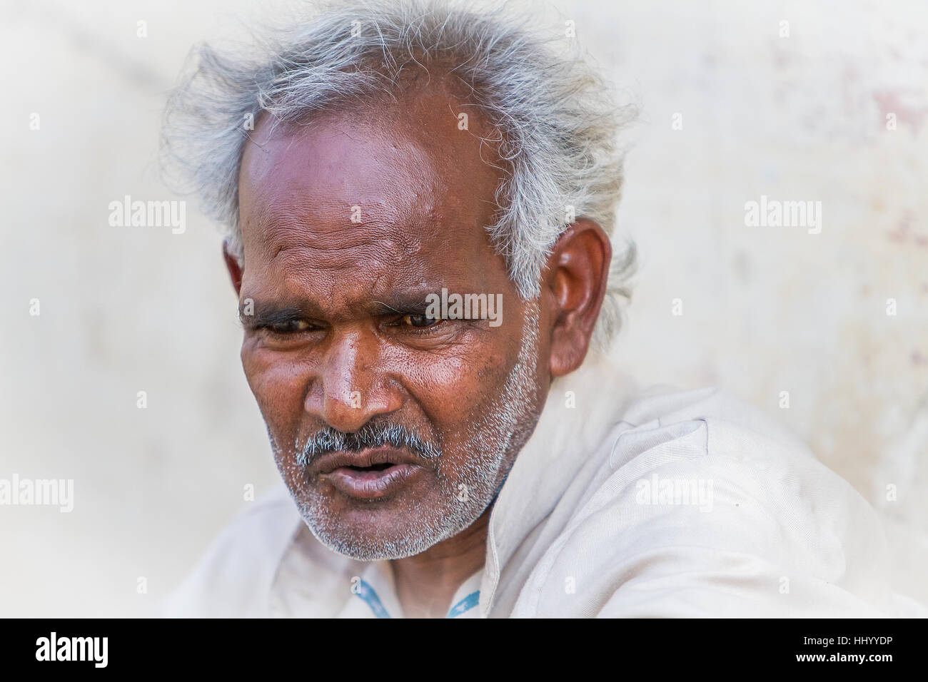 Lokale Mann sitzt auf der Straße in der Nähe des Taj Mahal in Indien Stockfoto