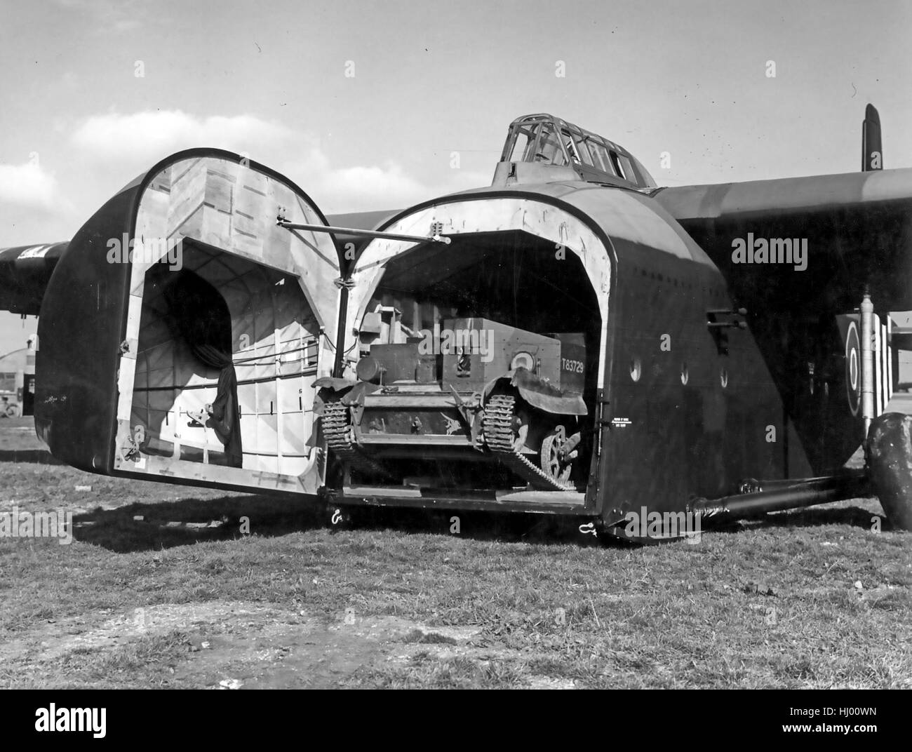 GENERAL AIRCRAFT HAMILCAR um 1944 mit einem Bren-Gun-Träger geladen. Stockfoto