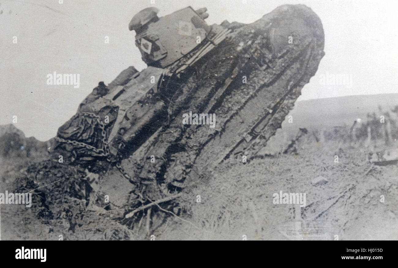 Antike c1918 Foto, eine französische FT17 Tank. Der Renault FT, häufig in nach dem Weltkrieg I genannten Literatur wie "FT-17" oder "FT17", war ein französischer leichter Panzer, der unter den revolutionären und einflussreichsten Tank-Designs in der Geschichte war. Stockfoto