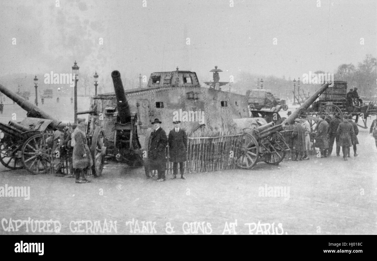 Antike c1919 Foto, erfasst deutsche Panzer & Geschütze in Paris. Stockfoto