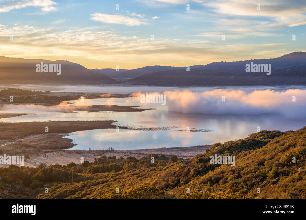 Nebel bei Sonnenaufgang über See Henshaw bewegt. Querformat. San Diego County, Kalifornien, USA. Stockfoto