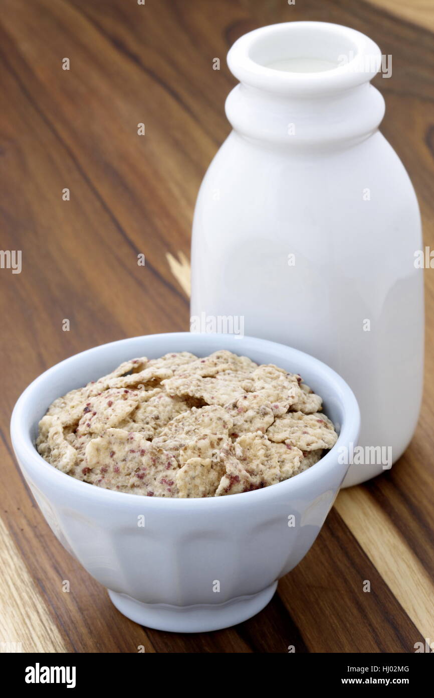 Leckeres und gesundes Frühstücksmüsli mit Milch und Orangensaft Stockfoto