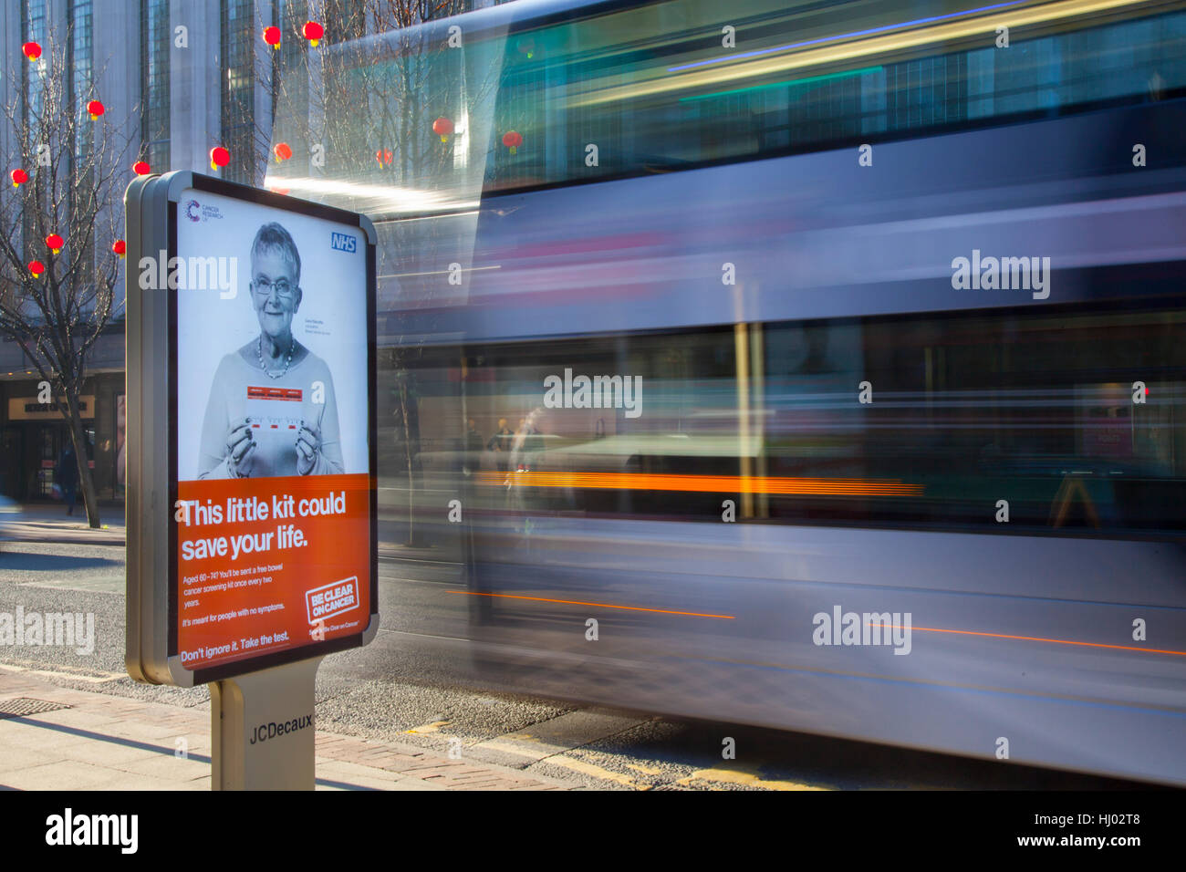 "Dieser kleine Satz könnte Ihr Leben "Bannerstands oder Plakatkampagne für Darmkrebs Bewusstsein speichern, können Sie über Straße Werbung in Deansgate, Manchester, UK. Stockfoto