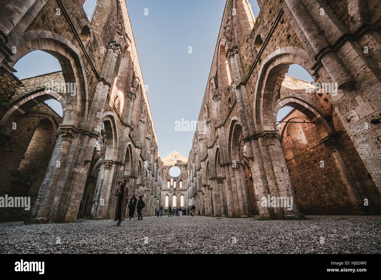 Siena, Italien - 30. Oktober 2016: Reste der Zisterzienser Abtei von San Galgano, gelegen in der Nähe von Siena, Italien. Stockfoto