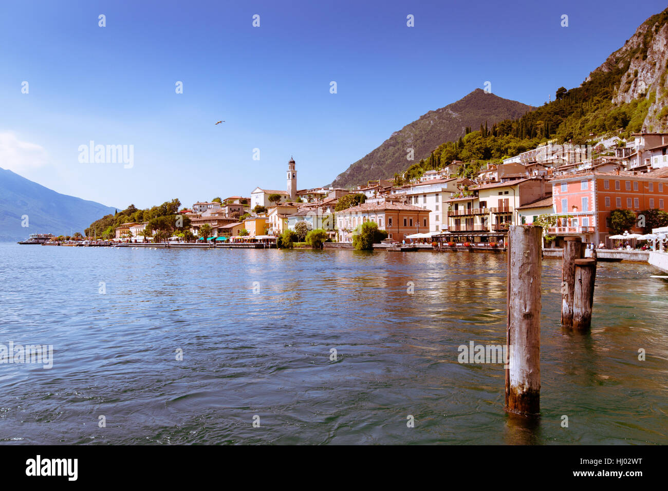 Limone Sul Garda ist eine Stadt in der Lombardei (Italien), am Ufer des Gardasees. Stockfoto