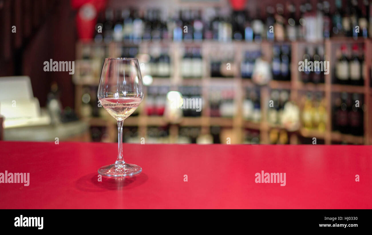 Weißweinglas in einem italienischen Wein Shop. Stockfoto