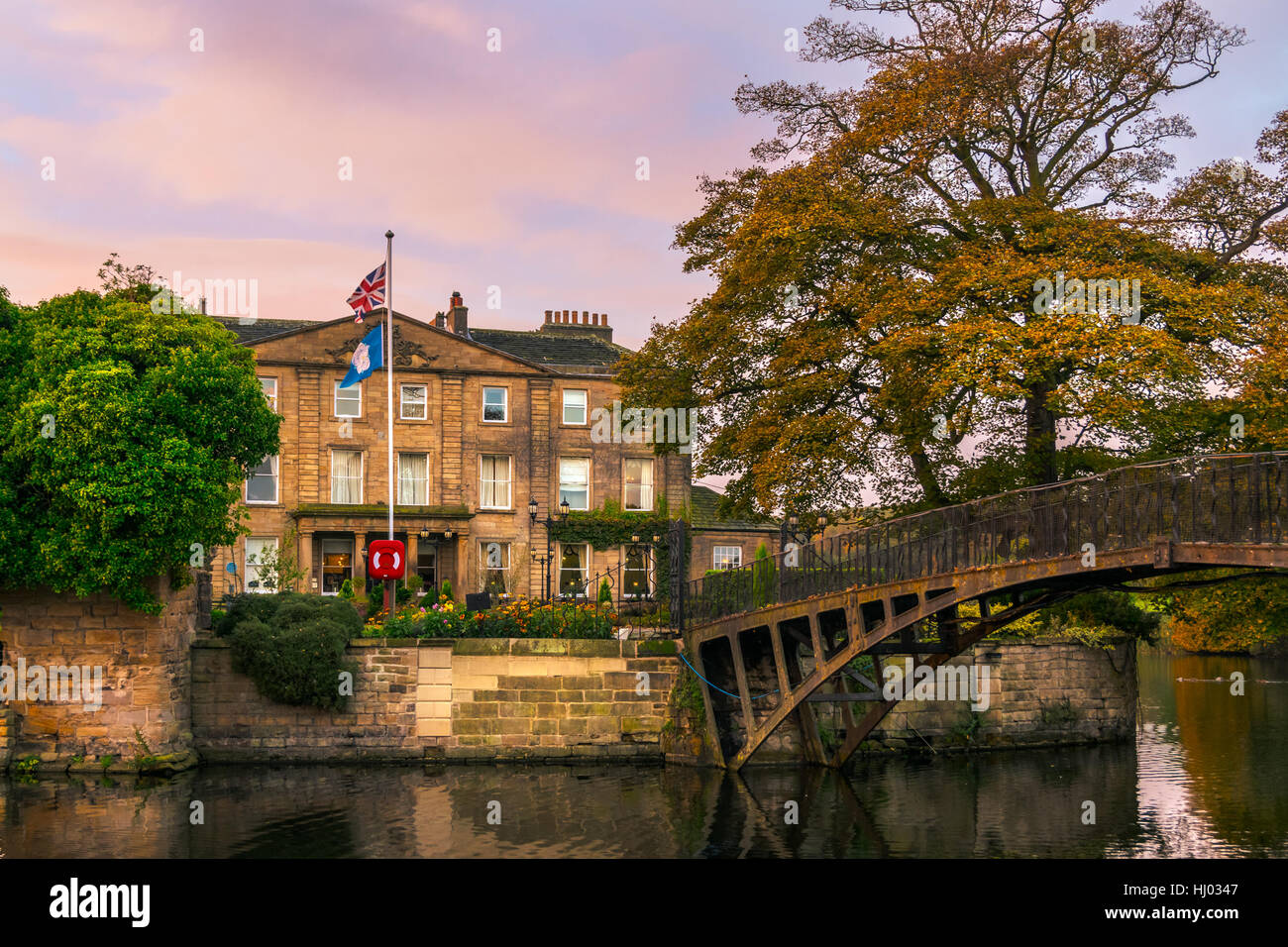 Wakefield, Großbritannien - 20. Oktober 2016: Walton Hall, ein 4-Sterne-Hotel in einer malerischen Umgebung mit sanften Parklandschaft mit eigenem See, eine Kulisse des anc Stockfoto