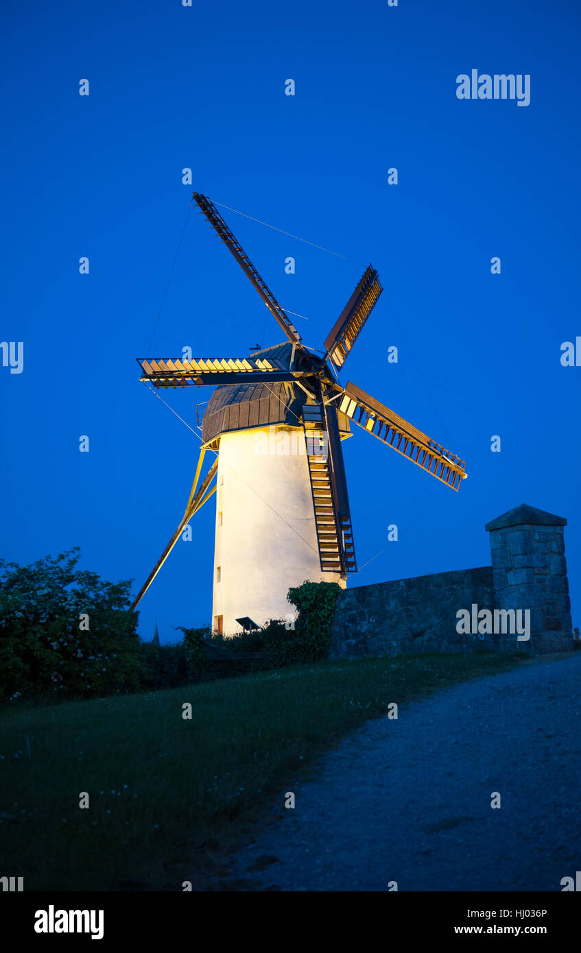 Schären, Irland - 30. Mai 2016. Schöne Aussicht auf Schären Windmühlen auf Nachtzeit in Irland. Stockfoto