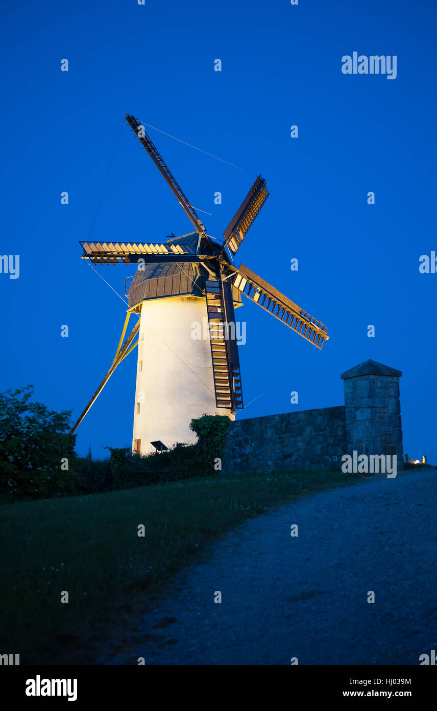 Schären, Irland - 30. Mai 2016. Schöne Aussicht auf Schären Windmühlen auf Nachtzeit in Irland. Stockfoto