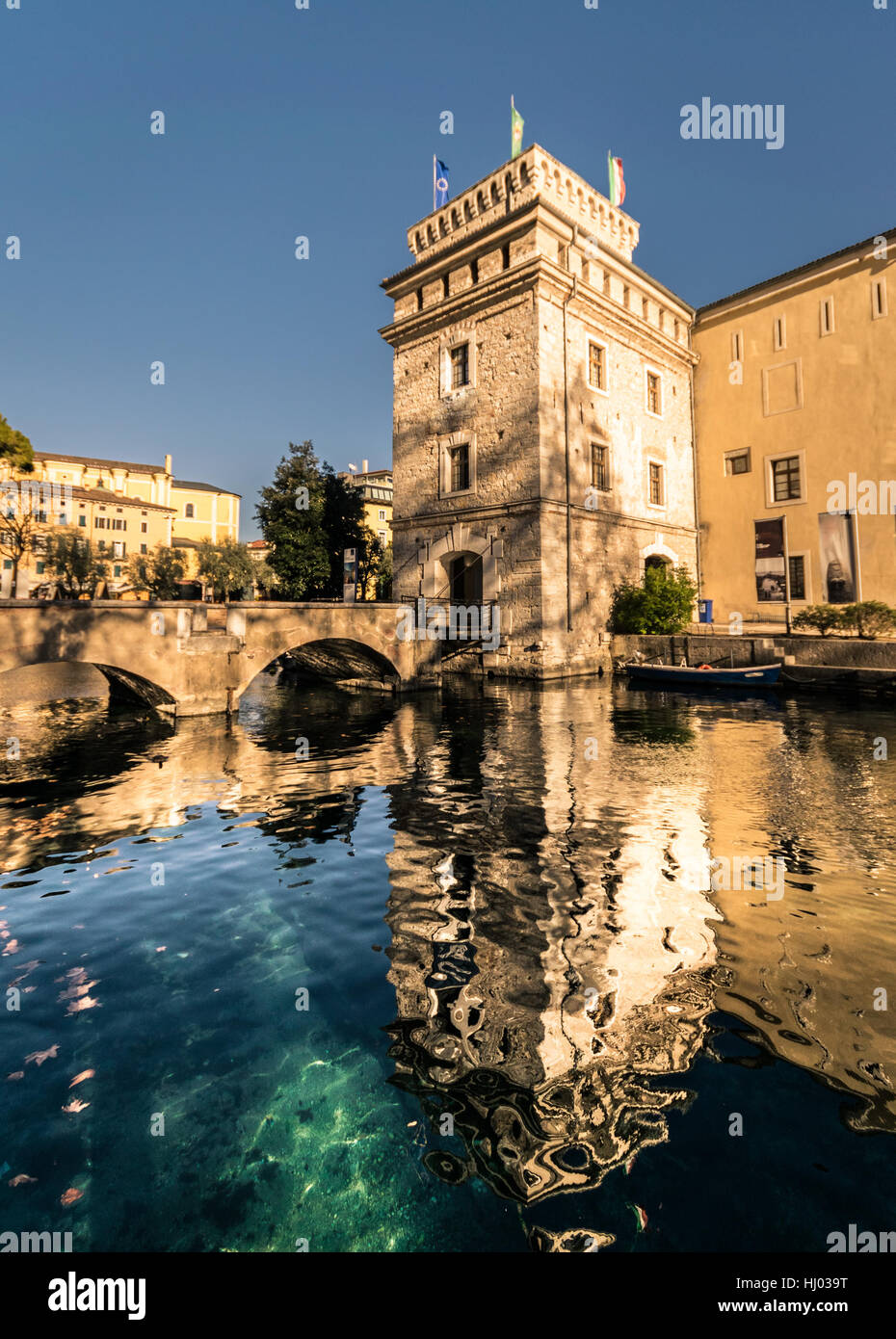 Riva del Garda, Italien - 6. Januar 2016: Blick auf die Burg Scaligero, Wahrzeichen des Gardasees, Italien. Stockfoto