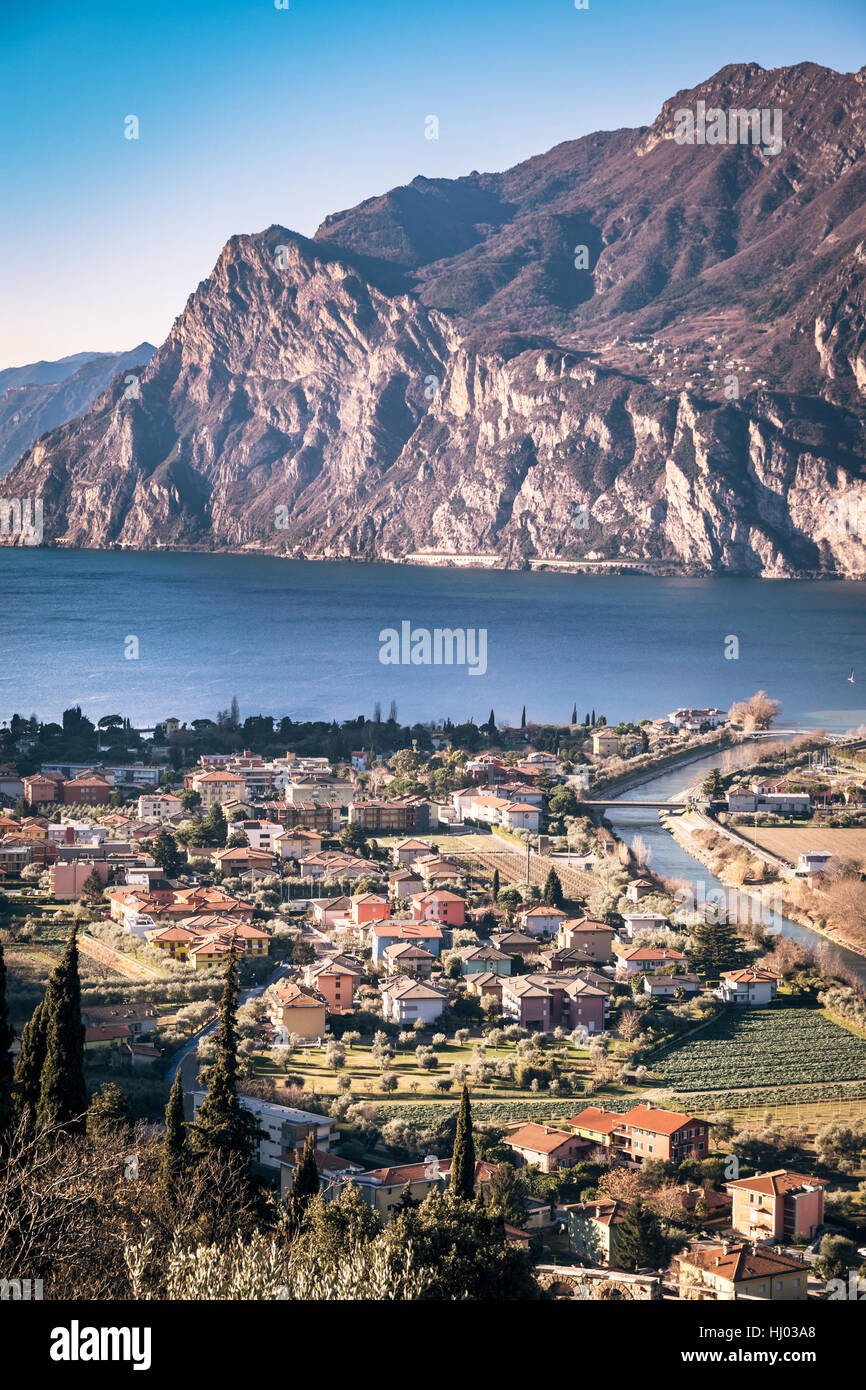 Panorama des wunderschönen Gardasees umgeben von Bergen in Riva del Garda, Italien. Stockfoto