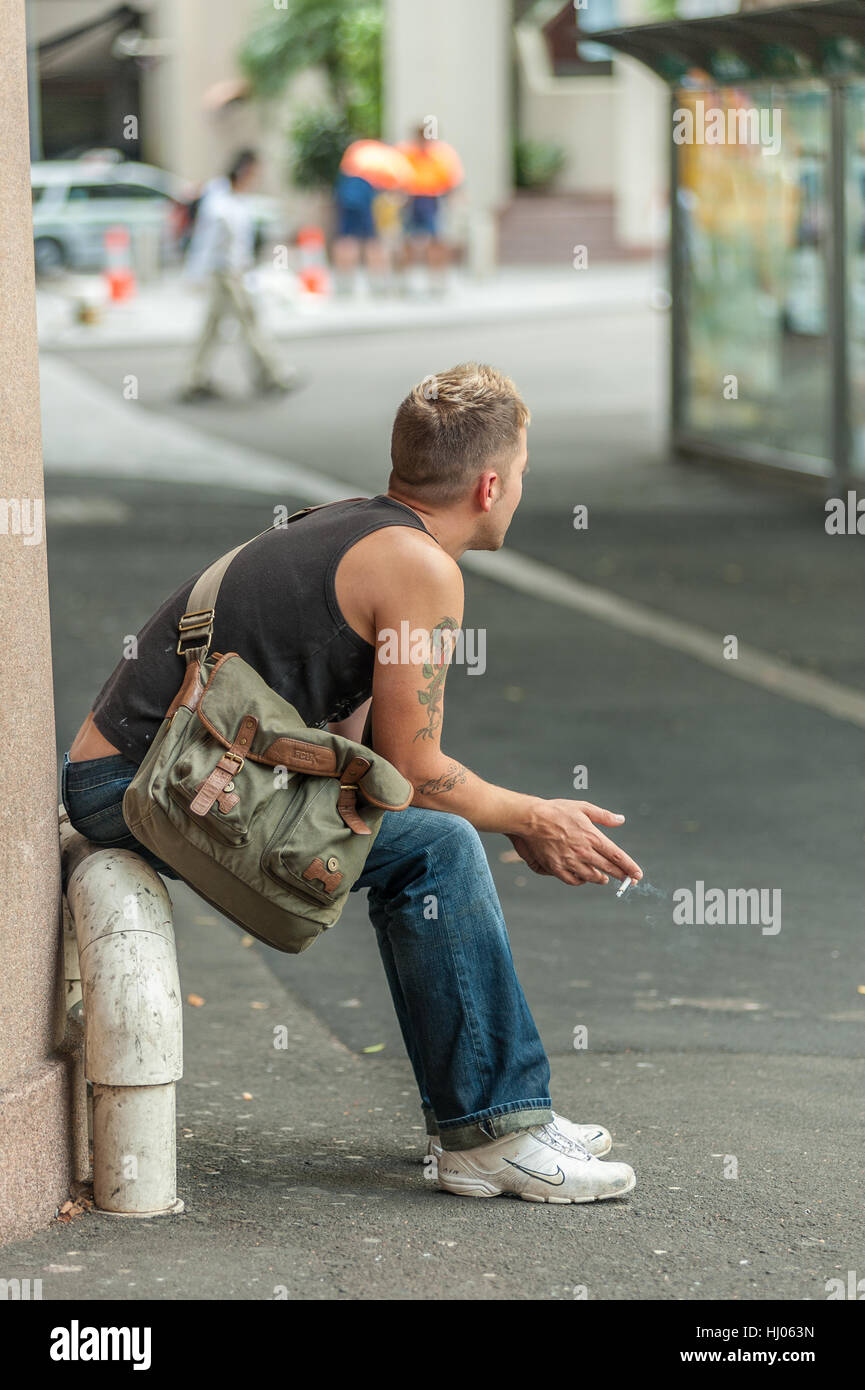 Touristen entspannen mit einer Zigarette entlang Street in Sydney, Australien Stockfoto