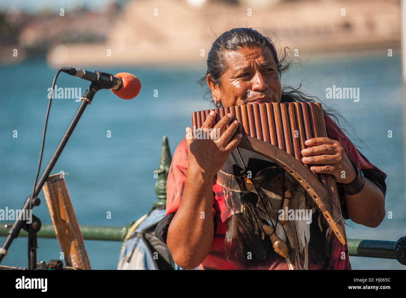 Ecuadorianischen Mann spielt Panflöte entlang den Hafen von Sydney, Australien Stockfoto