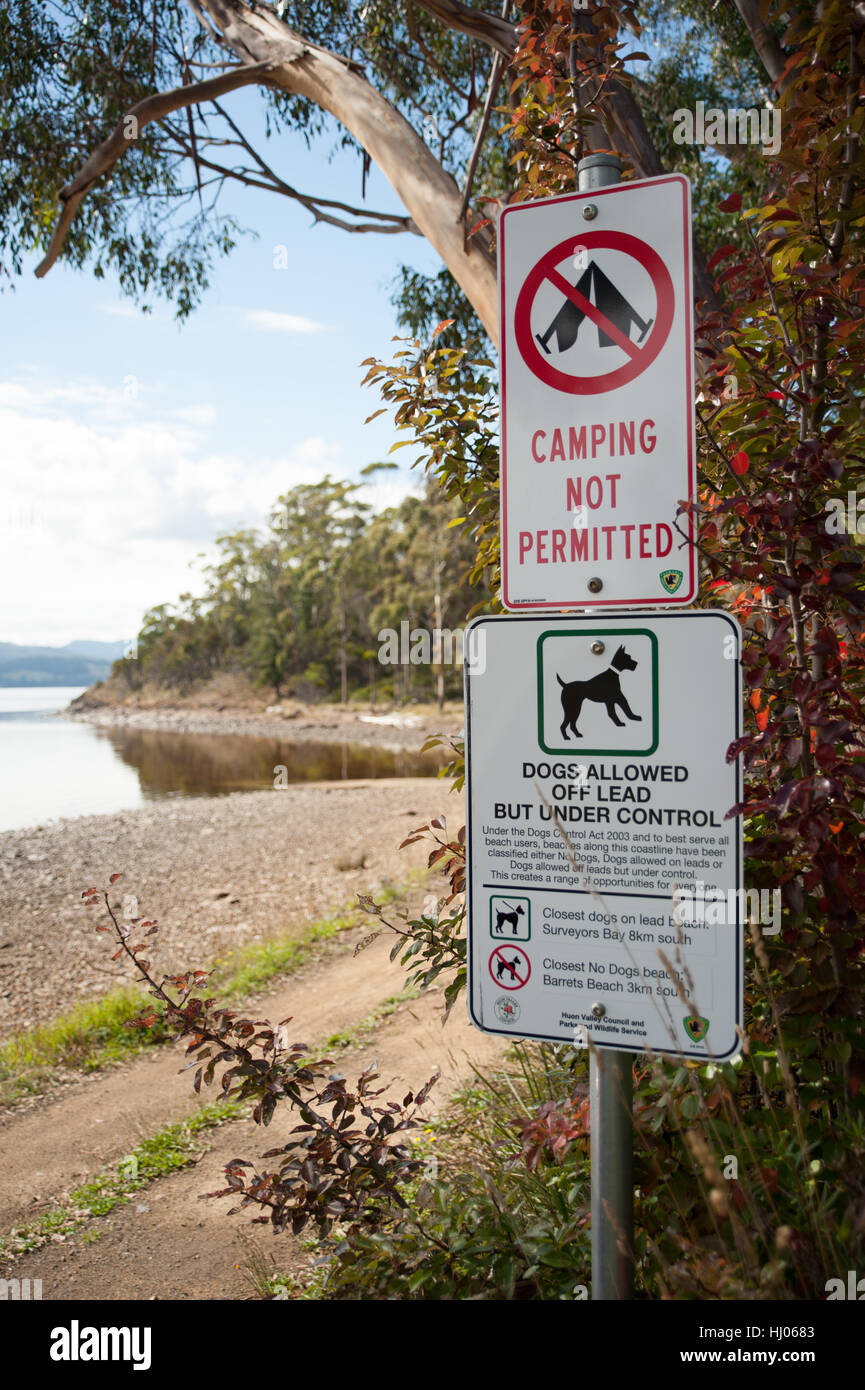 Hunde erlaubt, führen aber unter Kontrolle - Zeichen in Australien Stockfoto