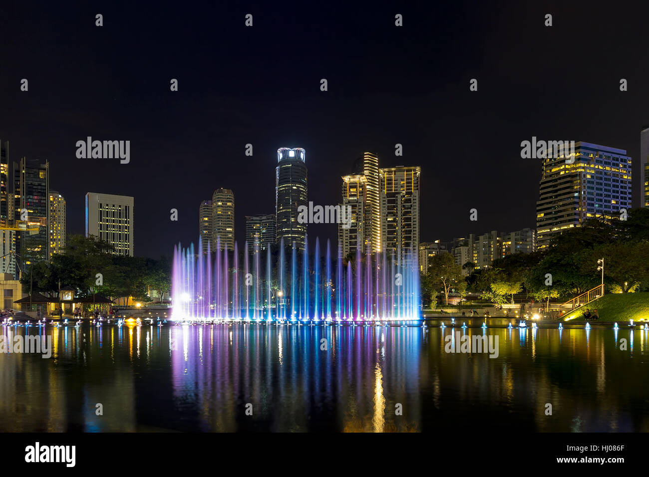 Kuala Lumpur Malaysia Skyline der Stadt vom KLCC Park von Symphony See Wasser Brunnen-Licht-Show in der Nacht Stockfoto