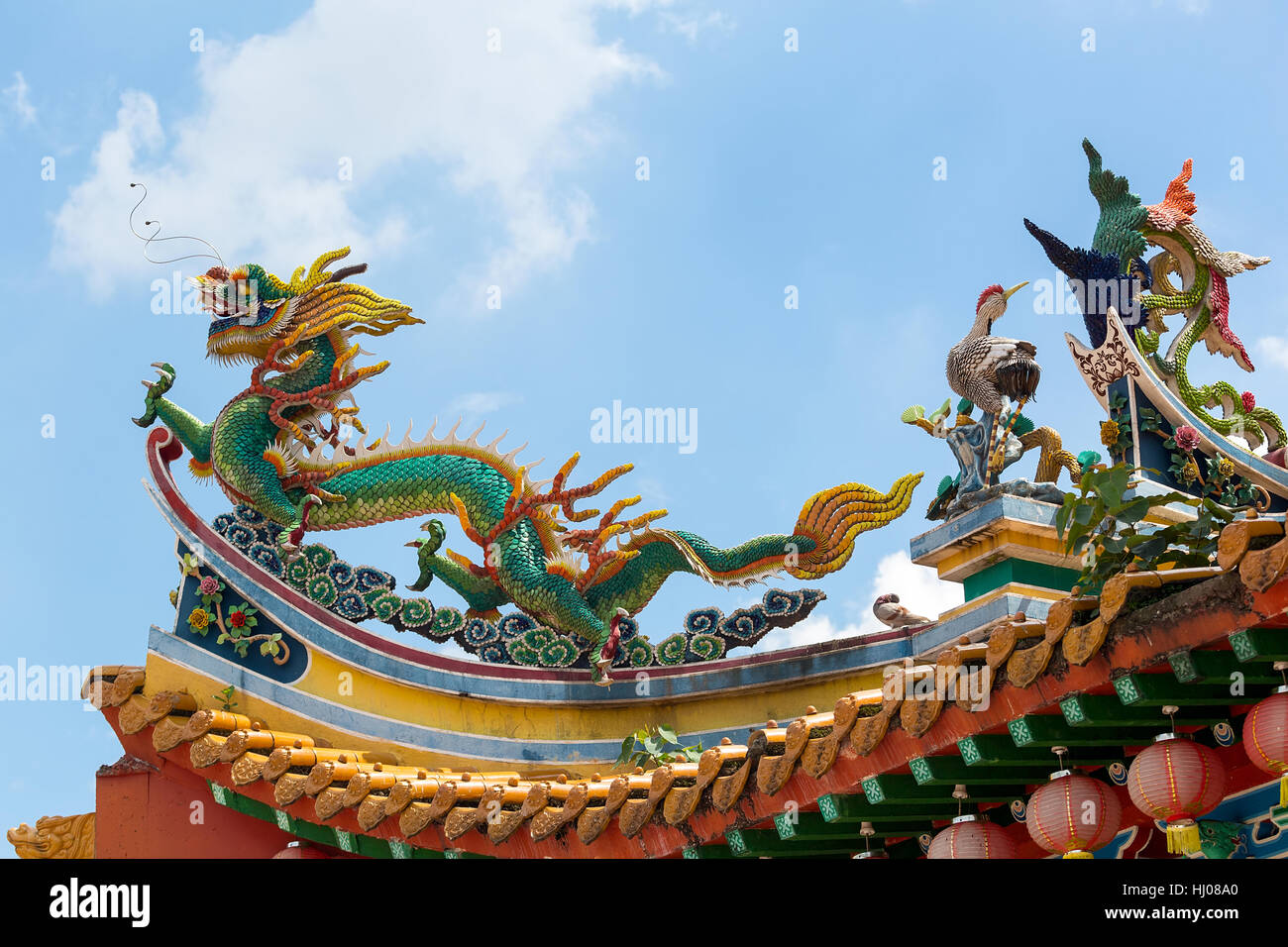 Chinesische Cars Phoenix und Kran auf taoistischen Tempel gefliest Dach Stockfoto