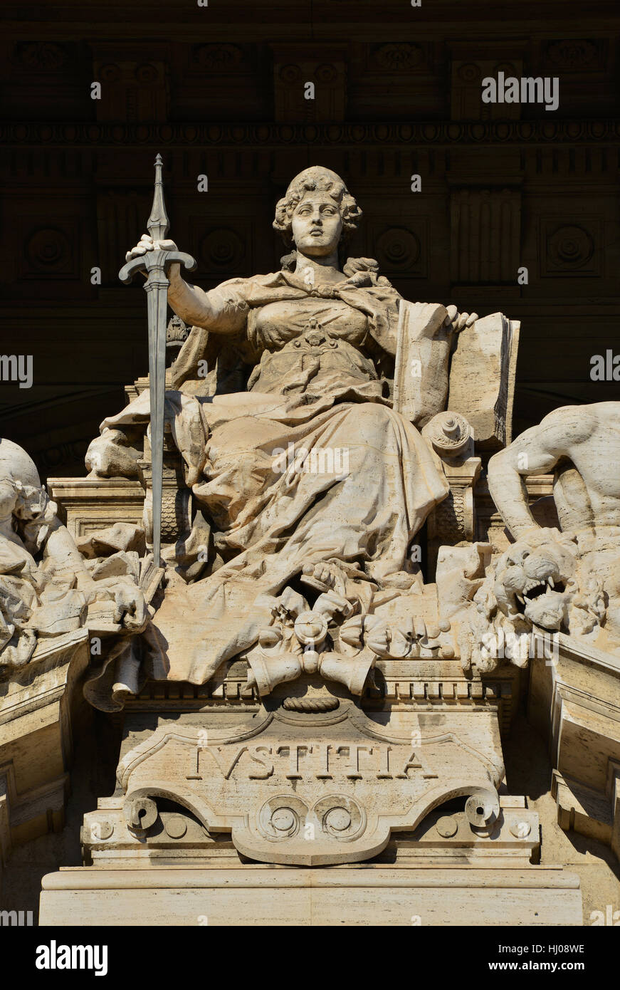 Göttin der Gerechtigkeit Marmorstatue auf Thron mit Schwert und Buch, vor alten Justizpalast in Rom Stockfoto