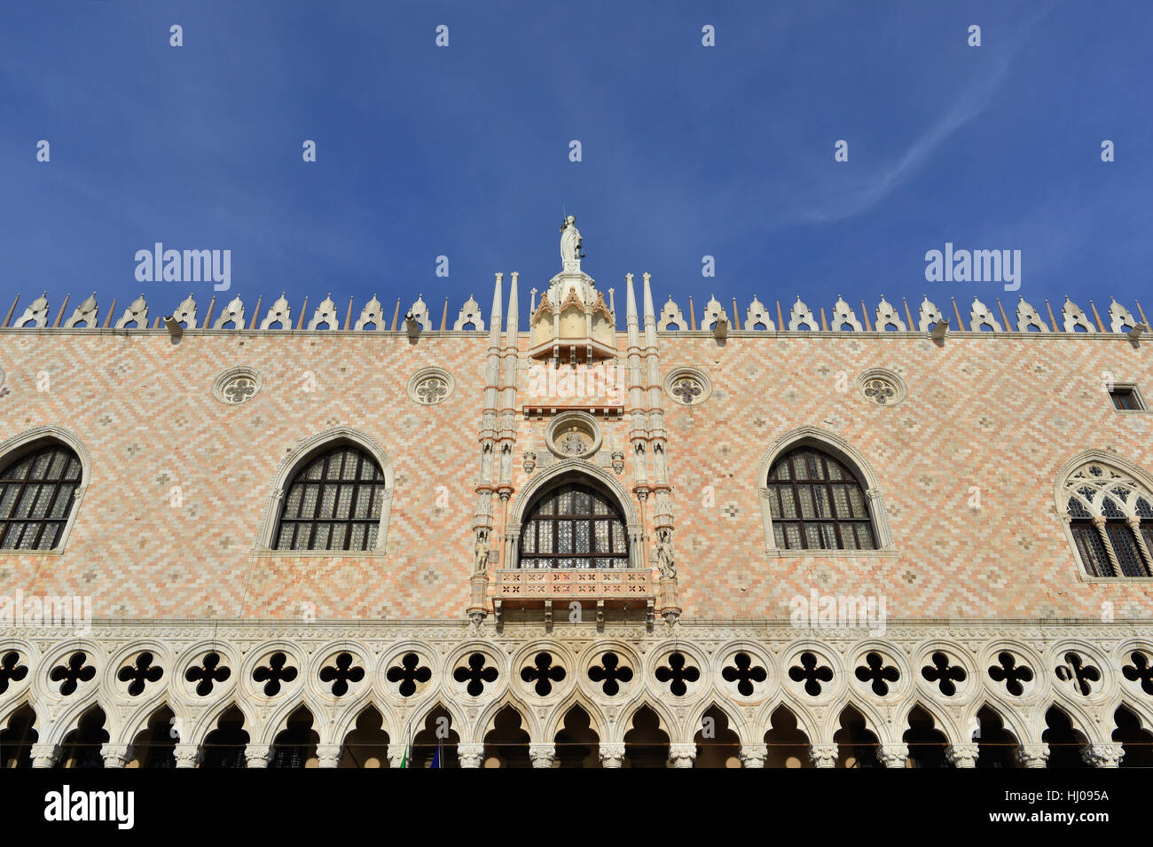 Schöne gotische Dogenpalast Südfassade in Venedig mit blauem Himmel Stockfoto