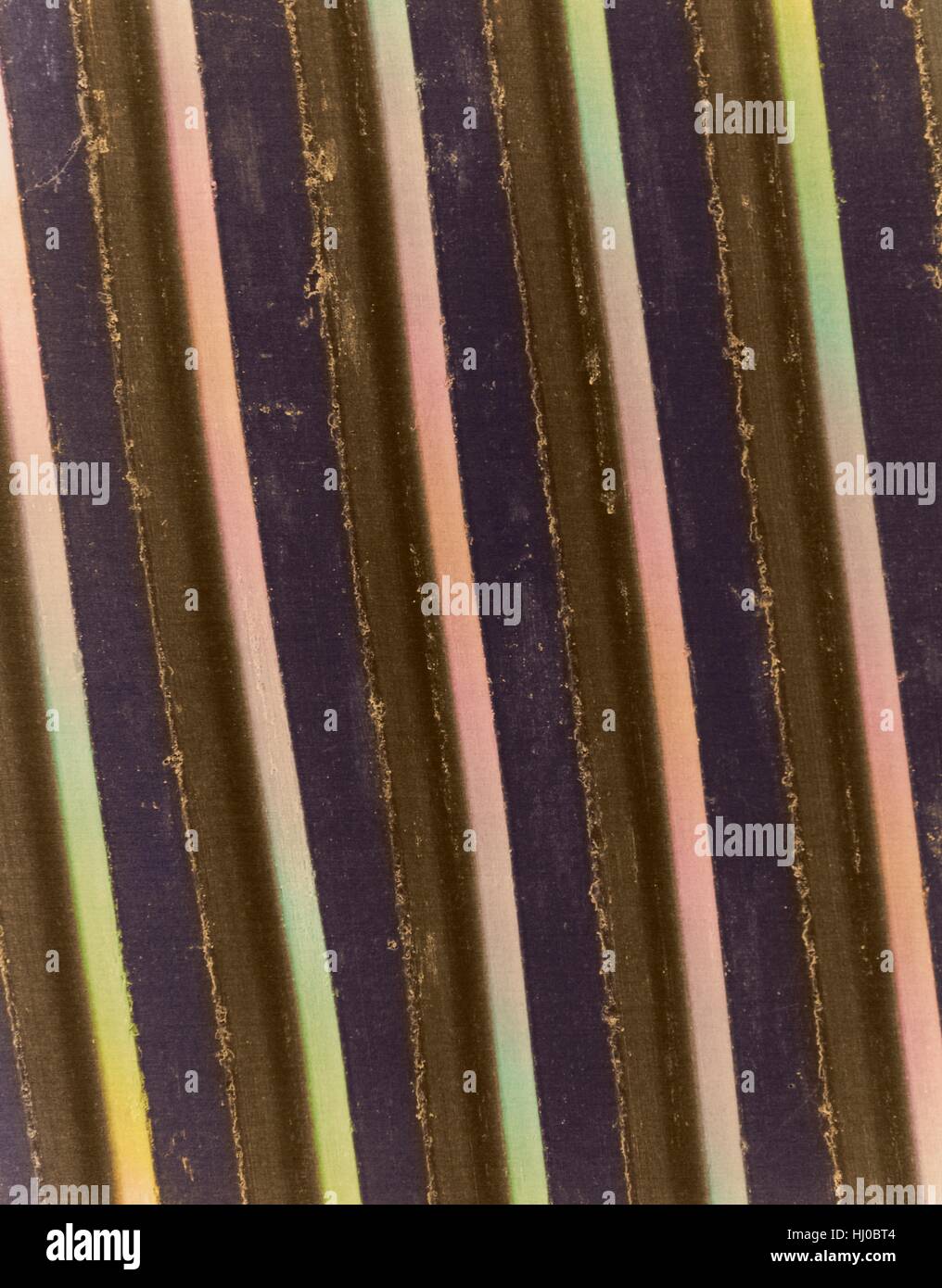 Farbige Scan Elektron Schliffbild (SEM) der Oberfläche Aufnahme Nuten der 78er Schallplatte. Frühen CD-Schallplatten (auch genannt Schallplatten) wurden aus verschiedenen Materialien einschließlich Hartgummi hergestellt. Ab 1897 ab, frühere Materialien wurden weitgehend ersetzt durch spröder Stockfoto