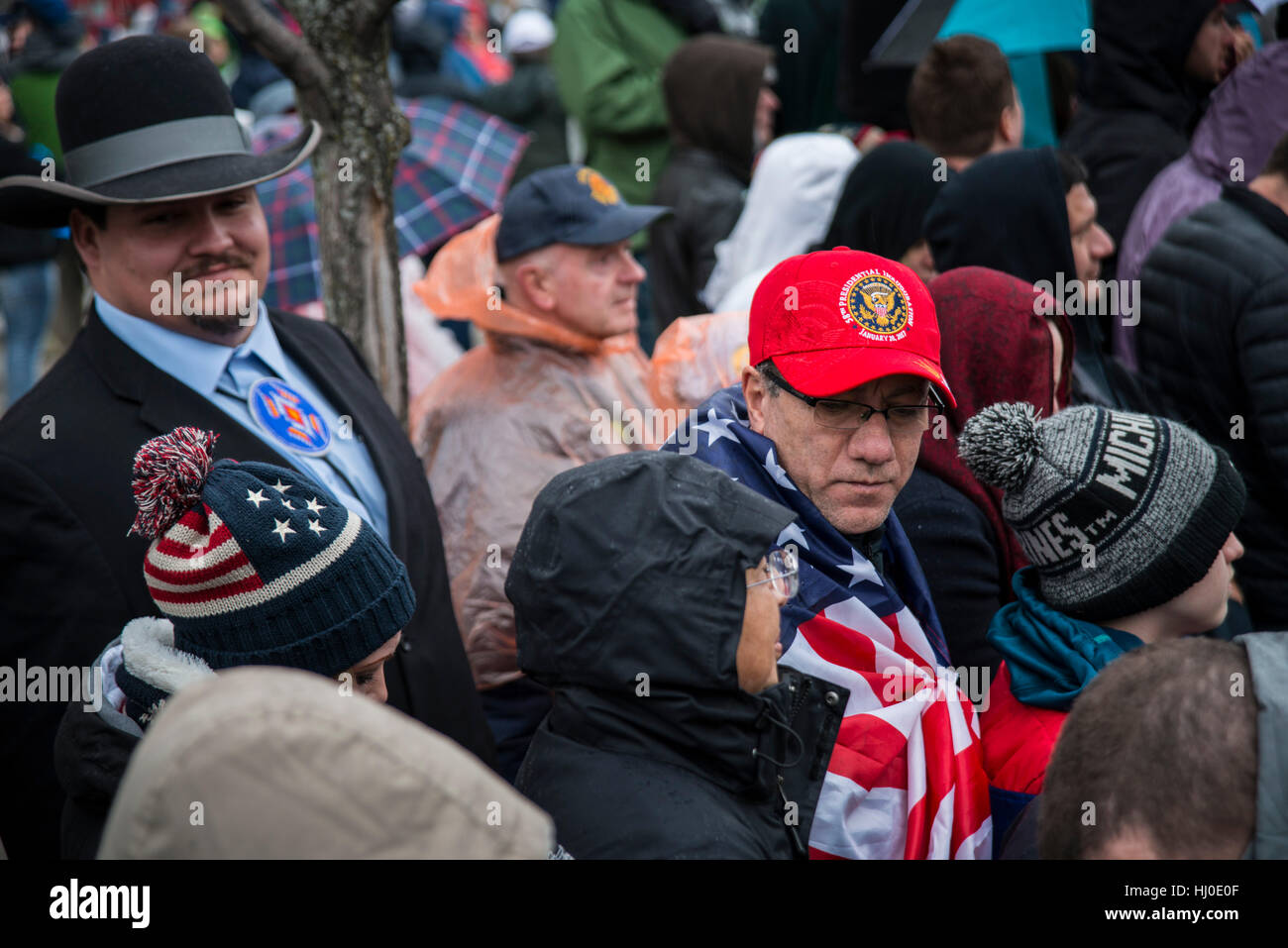 Nicht-weißer Donald Trump Unterstützer Native American Gentleman den ganzen Weg von Montana, in einer großen Menge von Menschen warten auf Beginn der Eröffnungs Parade entlang Pennsylvania Ave. Trump wurde der 45. Präsident der Vereinigten Staaten. 20. Januar 2017 in Washington, DC Stockfoto