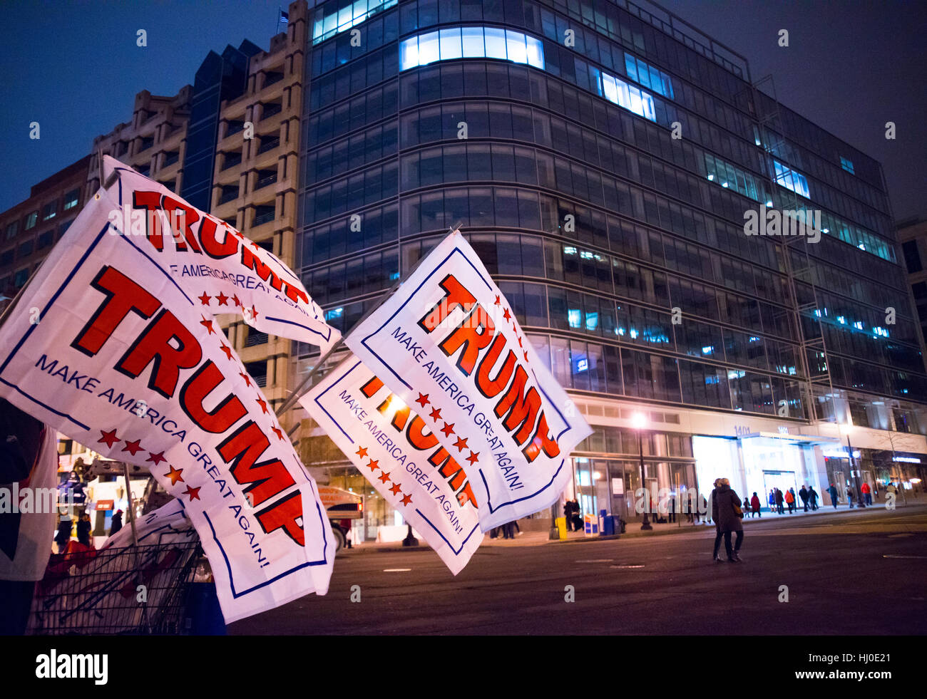 Verkäufer, der Flaggen in einer Straße von Washington DC mit Donal Trump verkauft, machen Amerika große Agin-Zeichen. Stockfoto