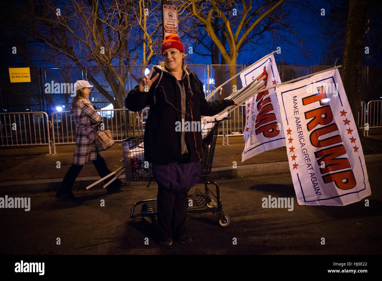 Washington DC, USA. 20. Januar 2017. Straßenhändler mit Trump Zeichen. Trumpf wird 45. Präsident der Vereinigten Staaten. Bildnachweis: Yuriy Zahvoyskyy/Alamy Live-Nachrichten Stockfoto