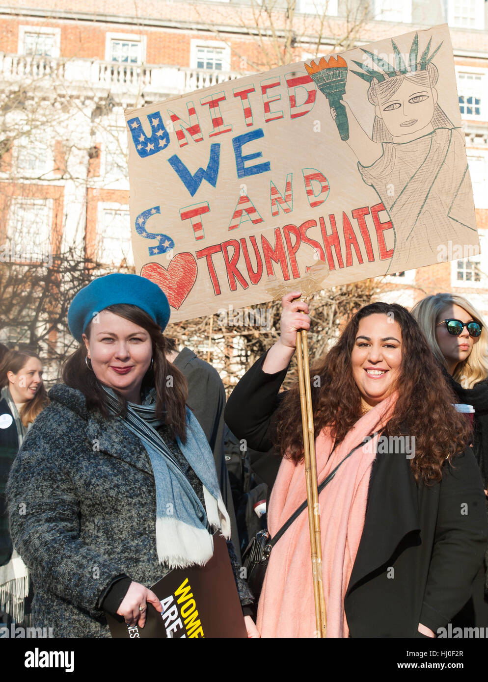 LONDON, ENGLAND - Januar 21: Demonstranten nehmen Teil in der Frauen Marsch am 21. Januar 2017 in London, England. Die Frauen März entstand in Washington DC, aber verbreitete sich schnell zu einem globalen Marsch, Aufforderung an alle betroffenen Bürger aufzustehen für Chancengleichheit, Vielfalt und Integration und Frauenrechte als Menschenrechte auf der ganzen Welt anerkannt wird. Globale Marken sind jetzt, am selben Tag auf sieben Kontinenten statt. Michael Tubi / Alamy live News Stockfoto