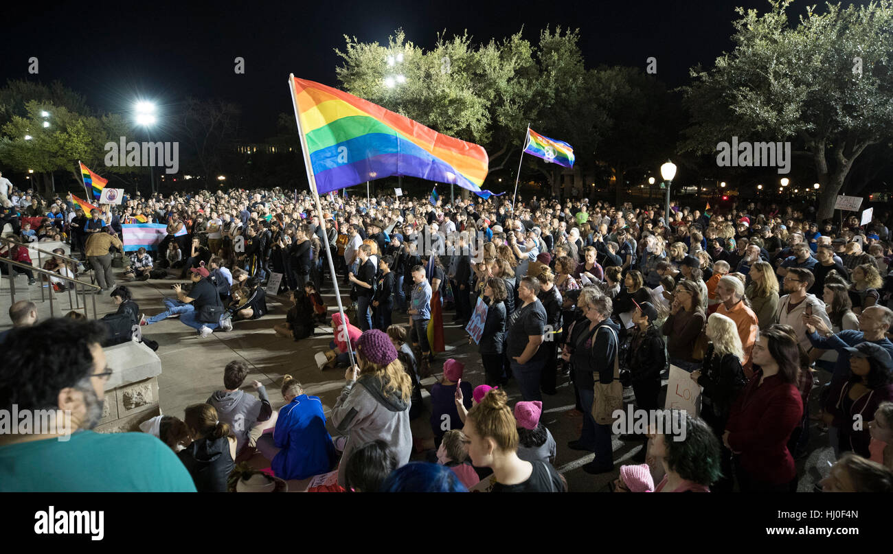 Austin, USA. 21. Januar 2017. Austin, Texas USA 20. Januar 2017: Tausende von LGBTQ Texaner rally auf dem Texas Kapitol protestieren die Einweihung von Donald Trump als 45. Präsident der Vereinigten Staaten. Die Veranstaltung, eine von vielen in Texas Freitag, gespiegelt Dutzende bundesweit mit keine Verhaftungen gemeldet. Bildnachweis: Bob Dämmrich/Alamy Live-Nachrichten Stockfoto