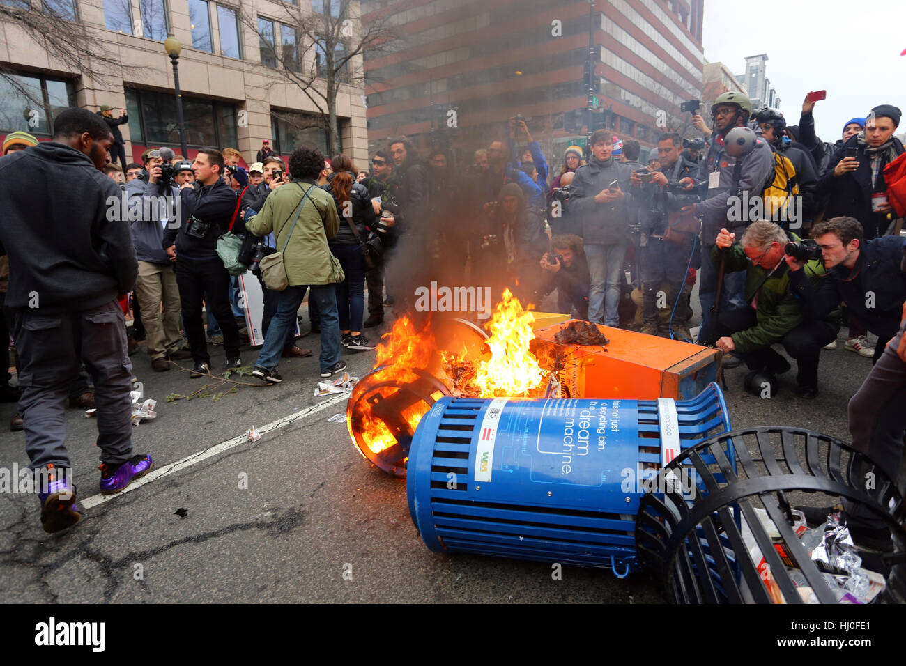 Washington DC, USA. Januar 20, 2017. Medien und Fotografen, die einen Mülltonne-Brand von antikapitalistischen, antifaschistischen Aktivisten am Tag der Einweihung abdecken Stockfoto