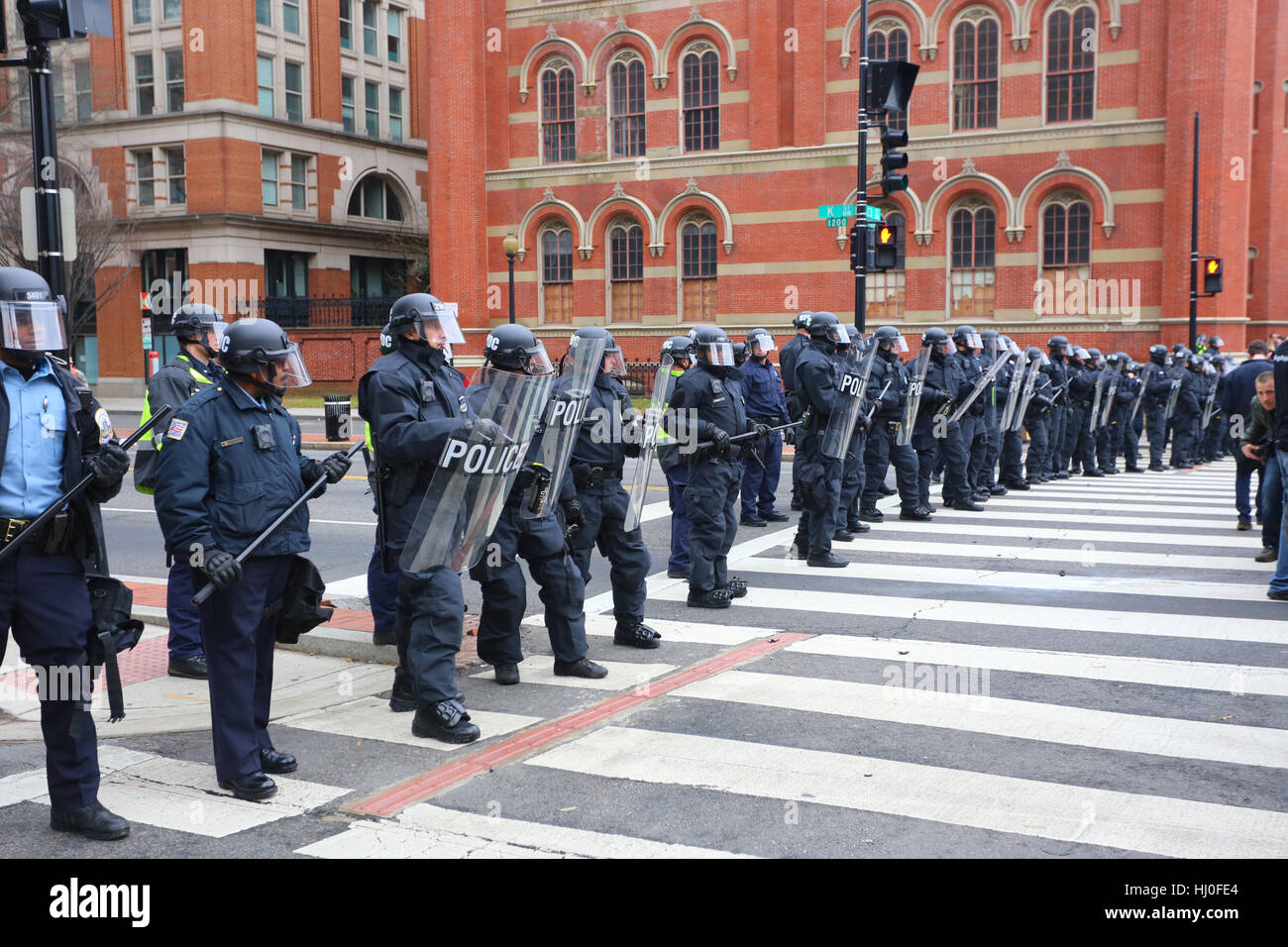 Washington DC, USA. Januar 20, 2017. Die Polizei steht am Tag der Einweihung mit Demonstrationen gegenüber. Die Polizei hat die Kreuzung von Avenue K und 13th St NW eine halbe Stunde nach einem Straßenschlacht mit über 100 Demonstranten des Antikapitalistischen, antifaschistischen marsches auf der Avenue L und der 12th Street abgesperrt Stockfoto