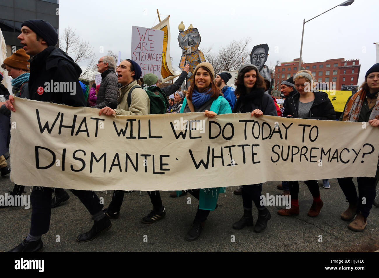 Washington, DC, USA. Januar 2017. Demonstrationen am Tag der Einweihung. Aktivisten zeigen ein "Was werden wir heute tun, um die Weiße Suprematie zu zerschlagen?" Banner während der Parade des Festes des Widerstands. Der von Frauen geführte marsch der Klimagerechtigkeit marschierte von der Union Square Station zum McPherson Square. Januar 20, 2017. Stockfoto