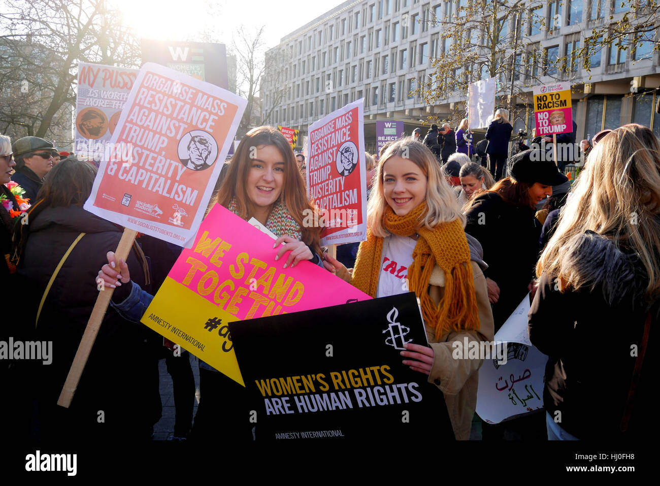 London, UK. 21. Januar 2017. Der Frauen März auf London 2017 kommt Gang von außerhalb der US-Botschaft in London. Bildnachweis: Brian Minkoff/Alamy Live-Nachrichten Stockfoto