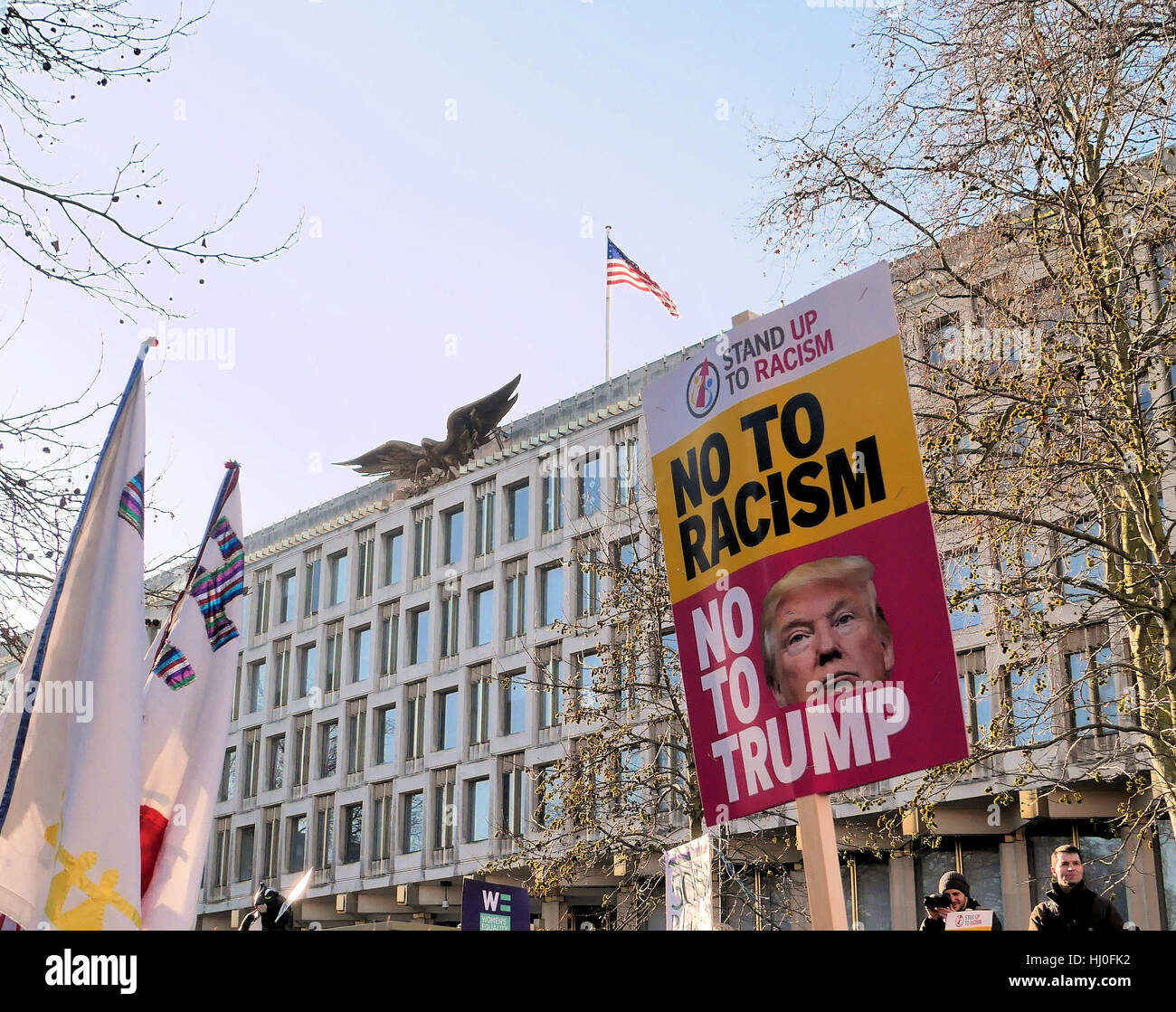 London, UK. 21. Januar 2017. Der Frauen März auf London 2017 kommt Gang von außerhalb der US-Botschaft in London. Bildnachweis: Brian Minkoff/Alamy Live-Nachrichten Stockfoto