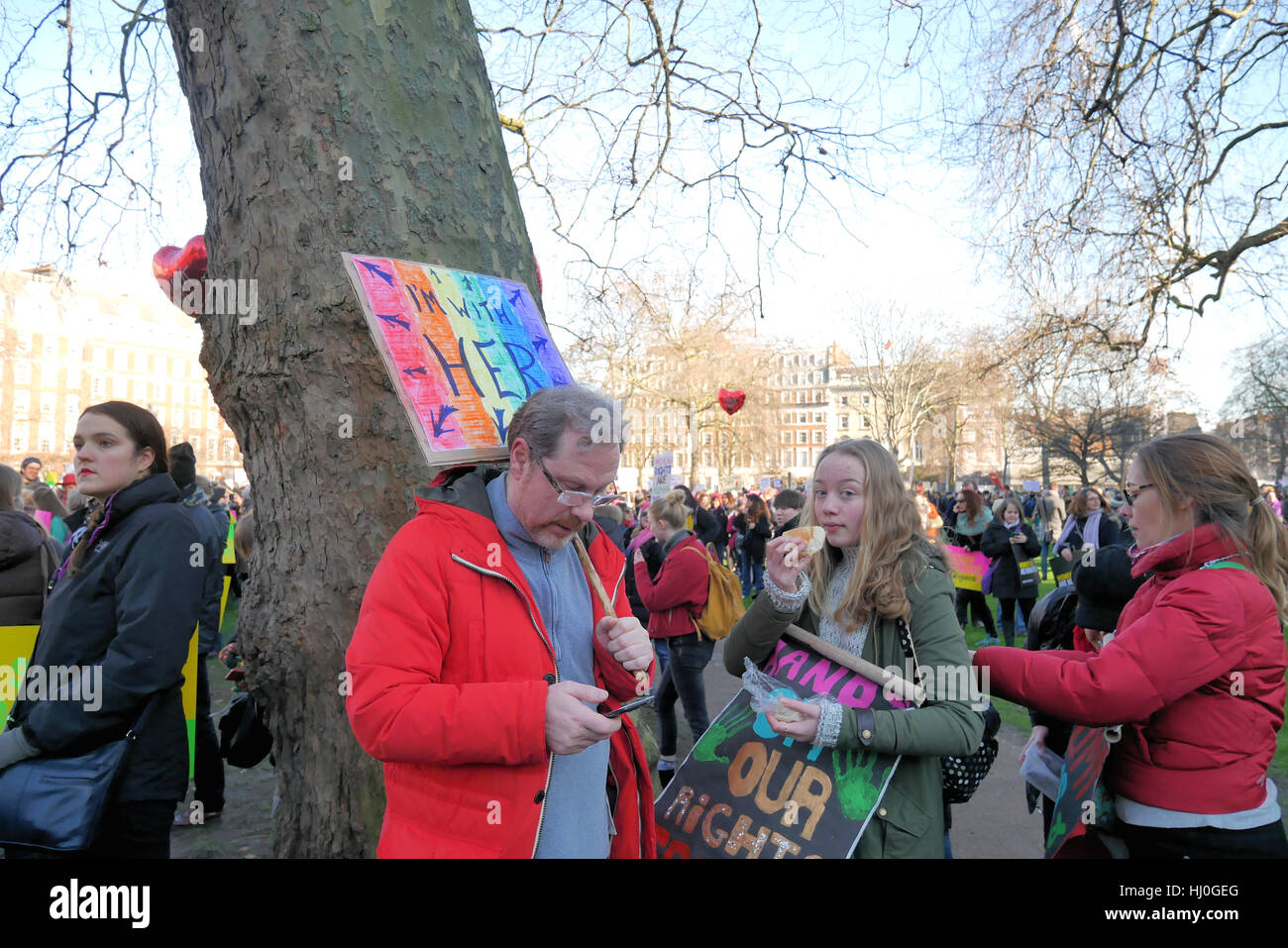 London, UK. 21. Januar 2017. Der Frauen März auf London 2017 kommt Gang von außerhalb der US-Botschaft in London. Bildnachweis: Brian Minkoff/Alamy Live-Nachrichten Stockfoto