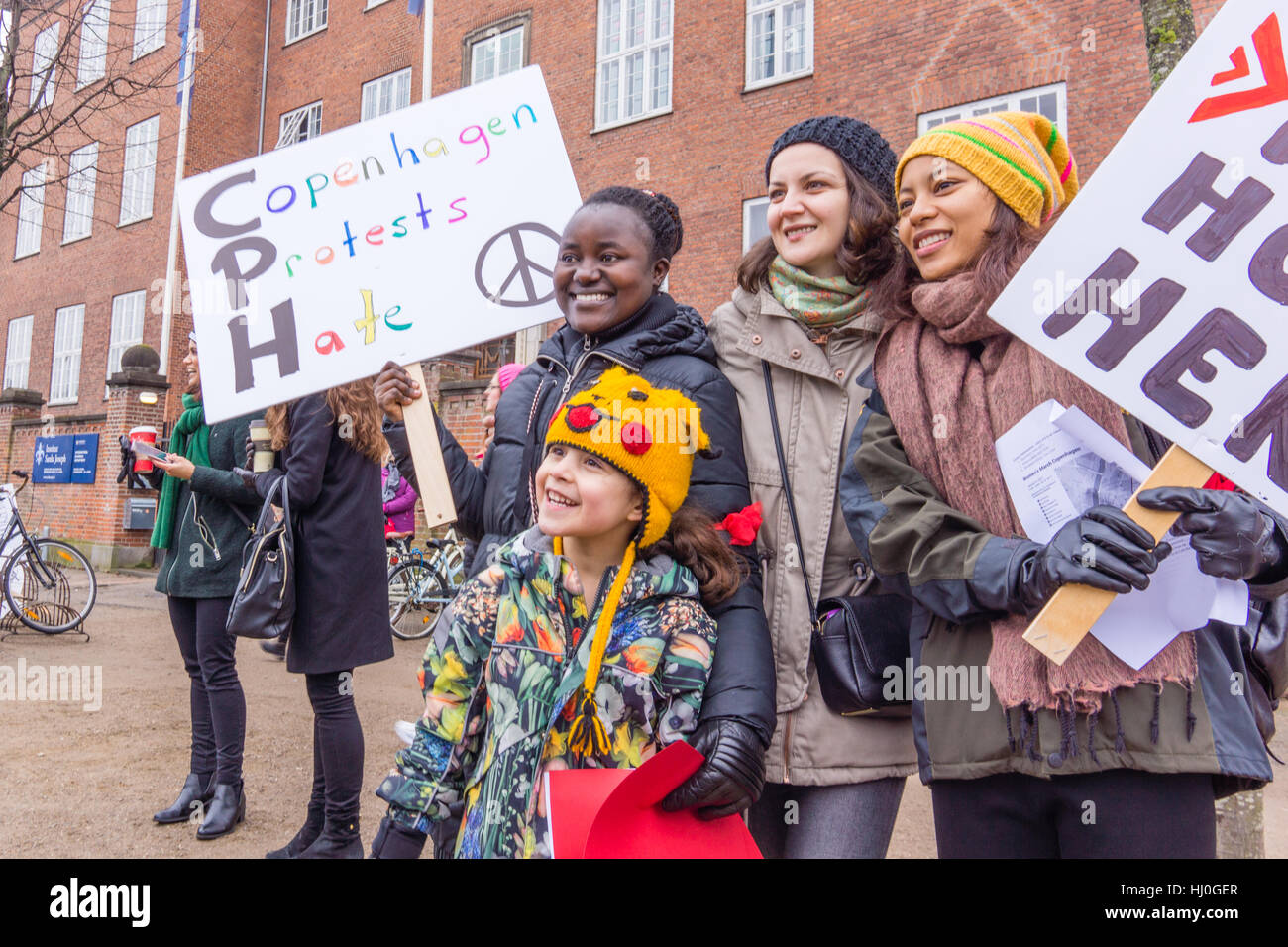 Eine multi-ethnische Gruppe von vier Personen mit einem Kind nehmen Sie Teil an den Frauen März in Kopenhagen gegen Donald Trump, Janyary 21, 2017, Stockfoto