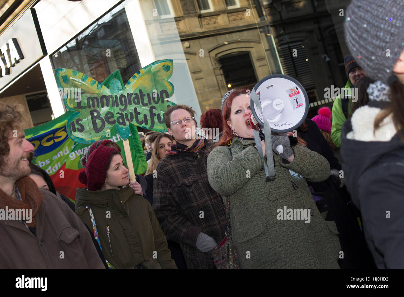 Cardiff, Wales. 21. Januar 2017. Demonstranten, die Teilnahme an der Frauen März auf der Queen Street, als Teil einer Bewegung gegen Donald Trump. Bildnachweis: Aimee Herde/Alamy Live-Nachrichten Stockfoto