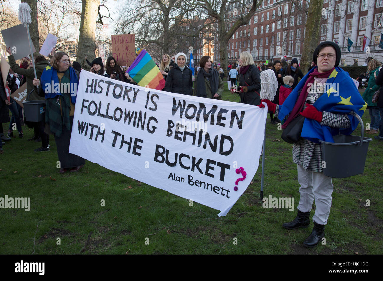 London, UK. 21. Januar 2017. Frauen Marsch auf London zeitgleich mit dem ersten Tag des Donald Trump Präsidentschaft am 21. Januar 2017 in London, Vereinigtes Königreich. Frauen-geführten Marken, Begrüßung aller Teilnehmer fand auf der ganzen Welt als Menschen aller Geschlechter in London als Teil einer internationalen Tag in Solidarität marschierten. Der Marsch war für den Schutz der Grundrechte und für den Schutz der Freiheiten, die durch die jüngsten politischen Ereignisse bedroht. Bildnachweis: Michael Kemp/Alamy Live-Nachrichten Stockfoto