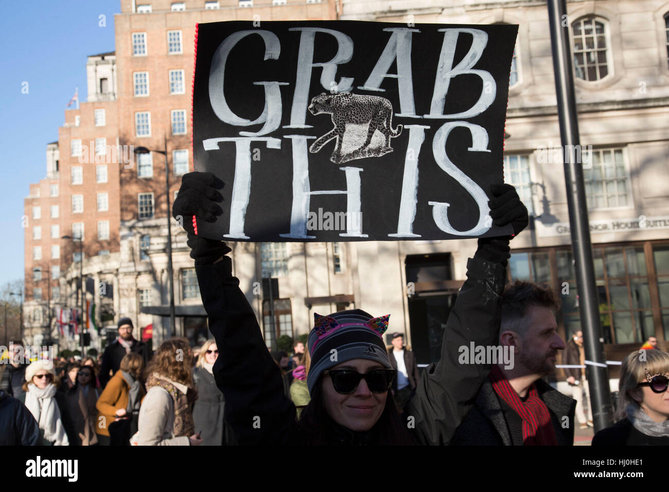 London, UK. 21. Januar 2017. Frauen Marsch auf London zeitgleich mit dem ersten Tag des Donald Trump Präsidentschaft am 21. Januar 2017 in London, Vereinigtes Königreich. Frauen-geführten Marken, Begrüßung aller Teilnehmer fand auf der ganzen Welt als Menschen aller Geschlechter in London als Teil einer internationalen Tag in Solidarität marschierten. Der Marsch war für den Schutz der Grundrechte und für den Schutz der Freiheiten, die durch die jüngsten politischen Ereignisse bedroht. Bildnachweis: Michael Kemp/Alamy Live-Nachrichten Stockfoto