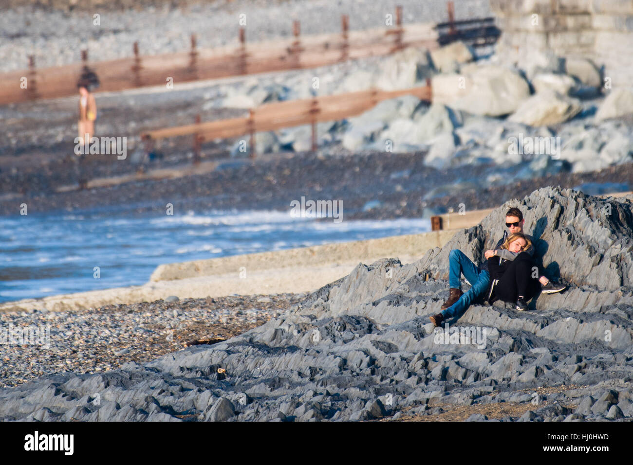 Aberystwyth Wales UK, Samstag, 21. Januar 2017 UK Wetter: nach einer eisigen, kalten Nacht mit Temperaturen weit unter Null, Leute genießen einen schönen Tag der Sonne am Strand in Aberystwyth auf die Cardigan Bay Küste Westwales Foto Keith Morris / Alamy Live News Stockfoto