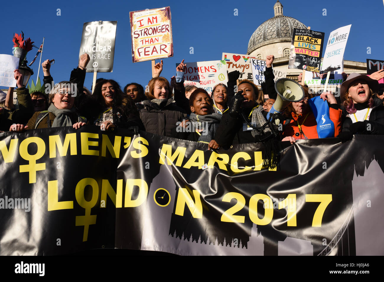 London, UK. 21. Januar 2017. Harriet Harman MP trat Tausende von Demonstranten bei der Frauen März auf dem Trafalgar Square gegen Donald Trump. Der Marsch begann in der US-Botschaft in Grosvenor Square und beendete mit einer großen Kundgebung am Trafalgar Square. Bildnachweis: Jacob Sacks-Jones/Alamy Live-Nachrichten. Stockfoto