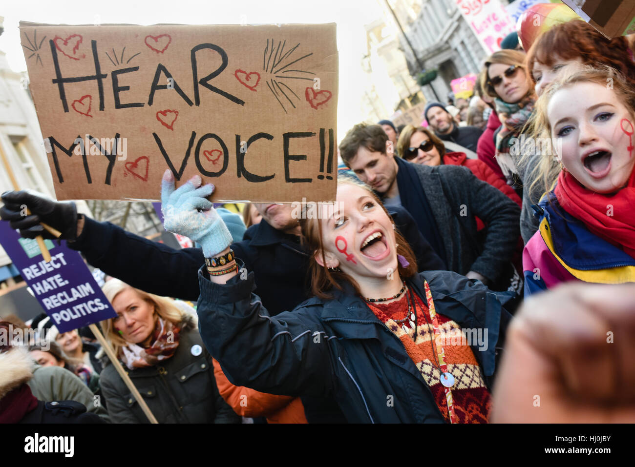 London, UK. 21. Januar 2017. Tausende von Demonstranten nahmen an der Frauen März im Zentrum von London gegen Donald Trump. Der Marsch begann in der US-Botschaft in Grosvenor Square und beendete mit einer großen Kundgebung am Trafalgar Square. Bildnachweis: Jacob Sacks-Jones/Alamy Live-Nachrichten. Stockfoto