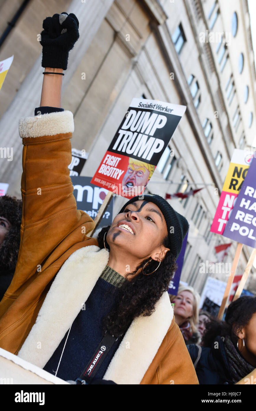 London, UK. 21. Januar 2017. Tausende von Demonstranten nahmen an der Frauen März im Zentrum von London gegen Donald Trump. Der Marsch begann in der US-Botschaft in Grosvenor Square und beendete mit einer großen Kundgebung am Trafalgar Square. Bildnachweis: Jacob Sacks-Jones/Alamy Live-Nachrichten. Stockfoto