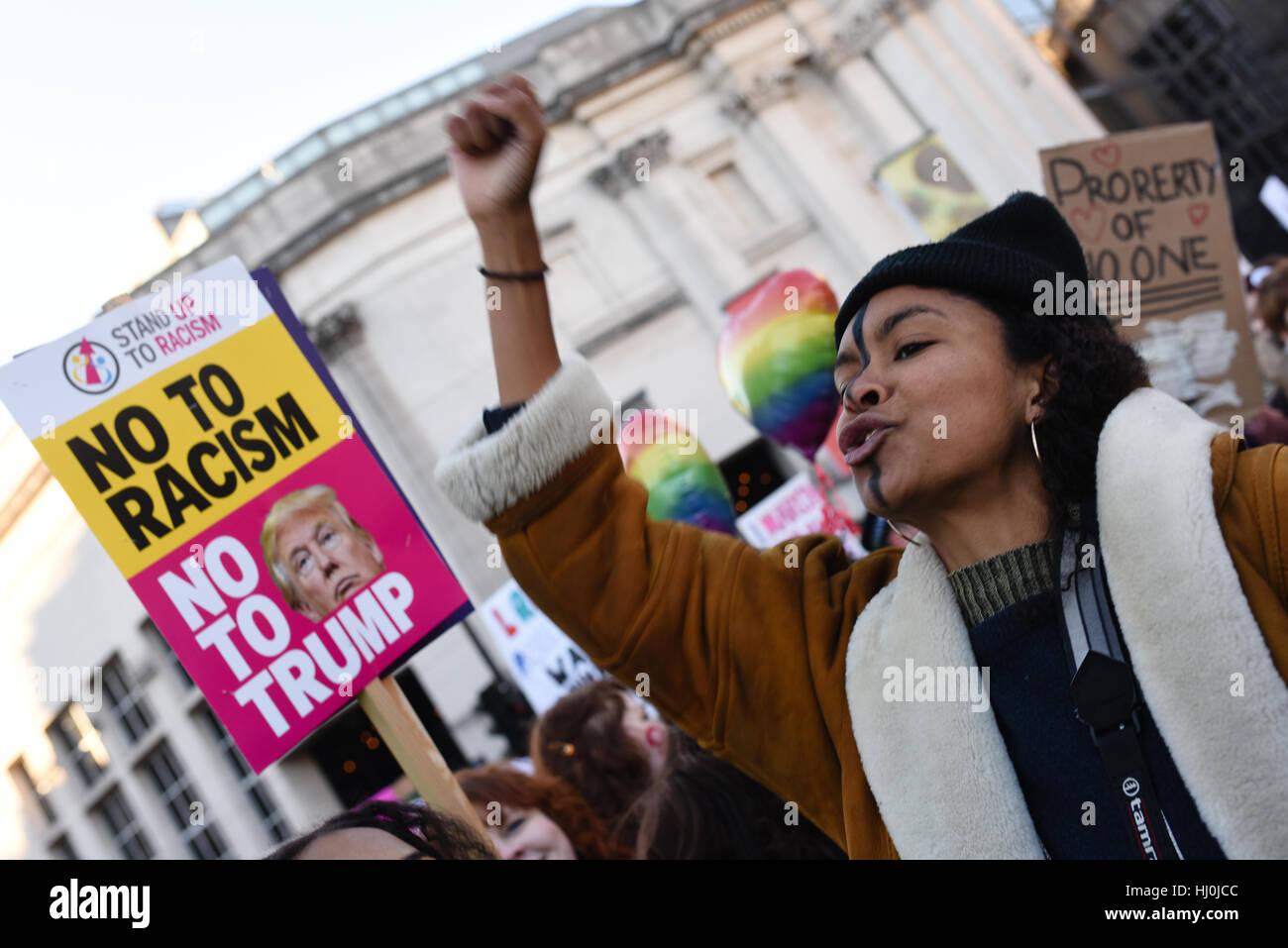 London, UK. 21. Januar 2017. Tausende von Demonstranten nahmen an der Frauen März im Zentrum von London gegen Donald Trump. Der Marsch begann in der US-Botschaft in Grosvenor Square und beendete mit einer großen Kundgebung am Trafalgar Square. Bildnachweis: Jacob Sacks-Jones/Alamy Live-Nachrichten. Stockfoto