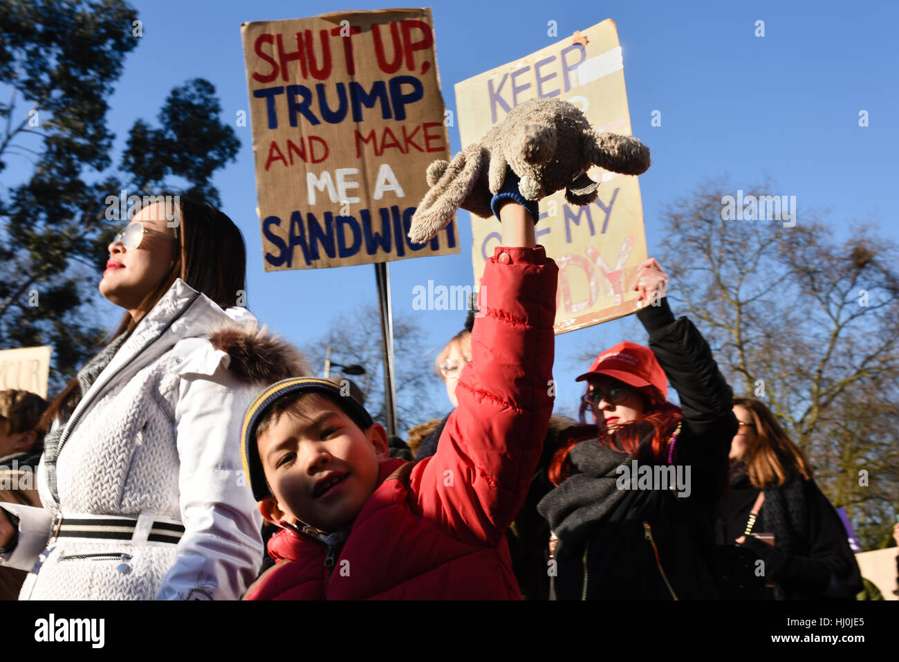 London, UK. 21. Januar 2017. Tausende von Demonstranten nahmen an der Frauen März im Zentrum von London gegen Donald Trump. Der Marsch begann in der US-Botschaft in Grosvenor Square und beendete mit einer großen Kundgebung am Trafalgar Square. Bildnachweis: Jacob Sacks-Jones/Alamy Live-Nachrichten. Stockfoto