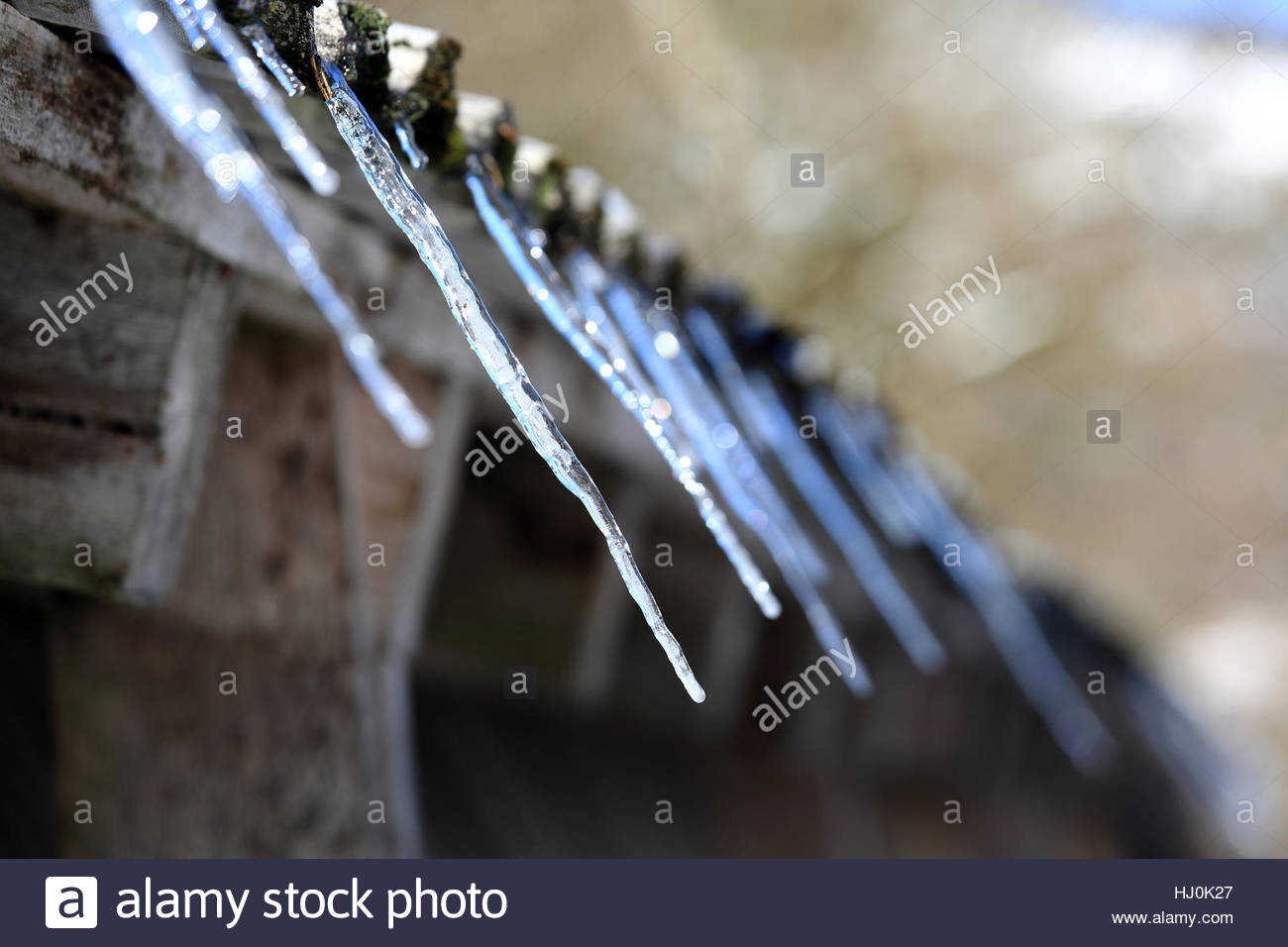 Eiszapfen beginnen zu steigender Temperaturen in der alpinen Region Deutschlands zu schmelzen. Das Wetter hat einen willkommen Anfall von Sonnenschein auf Bereiche in Bayern und der Wetterdienst prognostiziert ständigen Sonnenschein über den größten Teil der Staat für die nächsten paar Tage. Es wird jedoch weiterhin sehr kalt in der Nacht Credit werden: Reallifephotos/Alamy Live-Nachrichten Stockfoto