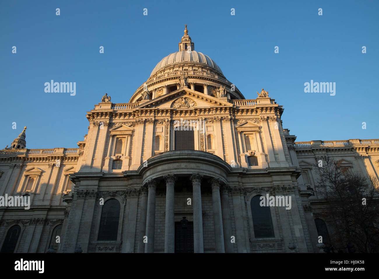 London, UK, blauer 21. Januar 2017, Himmel über St. PaulÕs Kathedrale Êin London auf einer kalten Wintern Tag © Keith Larby/Alamy Live News Stockfoto